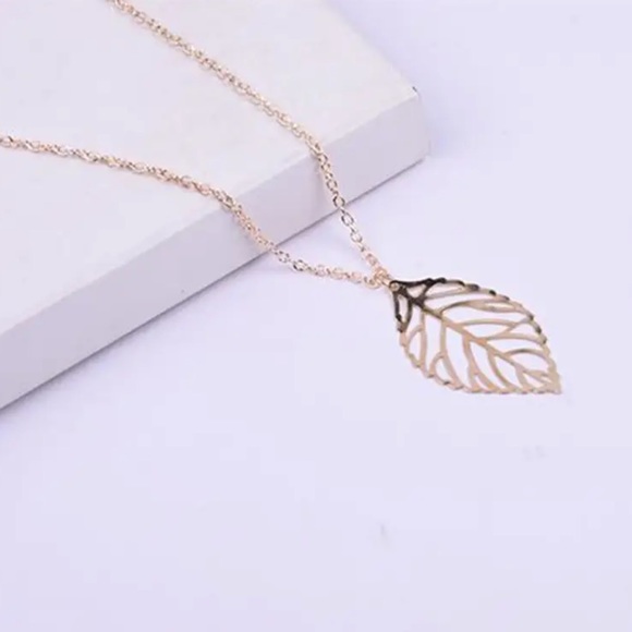Simple Gold Filled Leaf Necklace - Picture 1 of 1
